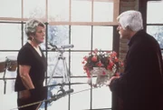 Mark (Dick Van Dyke, r.) verspricht seiner alten Freundin Danielle (Helen Reddy, l.), die an Alzheimer erkrankt ist, immer für sie da zu sein.