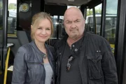 Linett Wachow (Stefanie Stappenbeck) und Otto Garber (Florian Martens) vor einer Bustür.