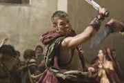 Als Glaber vor den Einwohner von Capua eine Rede hält und dabei die gequälte Aurelia zur Schau stellt, rastet Spartacus (Liam McIntyre) total aus ...