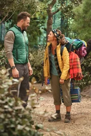 Jack Gordon (Joel McHale, l.); Brooke (Susannah Fielding, r.)