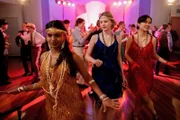 Am Abend des Schulballs können Natalie (Nandini Rajagopal, v. l.), Hannah (Evie MacDonald, M.) und Olivia (Elena Liu, h. r.) endlich ihre eingeübte Choreographie präsentieren.