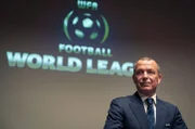 Weltverbandspräsident Jean Leco (Raymond Thiry) stellt seine Vision einer World League vor.