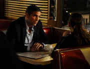 Reese (Jim Caviezel) versucht Dr. Megan Tillmann (Linda Cardellini) von ihrem Vorhaben, Selbstjustiz zu üben, abzubringen.
