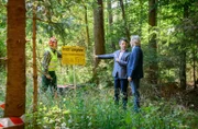 Michael (Erich Altenkopf, r.) und Robert (Lorenzo Patané, M.) werden Zeugen von Sprengvorbereitungen im Wald.