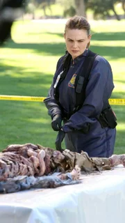 Brennan (Emily Deschanel) untersucht die Leiche der jungen Enthüllungs-Journalistin Vivian Prince, die offenbar ermordet wurde.