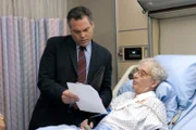 Detective Goren (Vincent D'Onofrio, l.) befragt den verletzten Star-Physiker John Manotti (Austin Pendleton) im Krankenhaus.