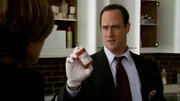 Bei der Durchsuchung der Wohnung, entdeckt Detective Elliot Stabler (Christopher Meloni) ein Medikament, das darauf schließen lässt, dass das Opfer an HIV erkrankt ist.