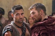 Als der inzwischen zum Praetor Roms aufgestiegene Glaber nach Capua entsandt wird, um Spartacus (Liam McIntyre), Crixus ( Manu Bennett) und ihre Männer auszuschalten, müssen die beiden Kämpfer eine schwierige Entscheidung fällen ...