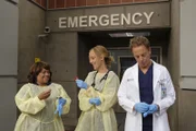 l-r: Chandra Wilson als Dr. Miranda Bailey, Kim Raver als Dr. Teddy Altman, Greg Germann als Dr. Tom Koracik