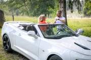 Erik (Sven Waasner , r.) überrascht Yvonne (Tanja Lanäus, l.) mit einer romantischen Autofahrt.
