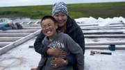 Panita Pingayak hat Spaß mit Paxton Pingayak, während sie ihr Familien-Fischcamp reinigen. (National Geographic/Simeon Houtman)