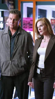 Gil (William Petersen) und Catherine (Marg Helgenberger) finden Gemeinsamkeiten zwischen dem Mordfall und Alfred Hitchcocks Film "Verschwörung im Mordexpress".