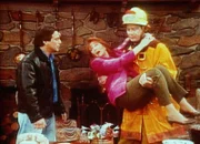 Mona (Katherine Helmond, M.) wird von einem Feuerwehrmann (Kevin Bourland, r.) gerettet. Tony (Tony Danza, l.) ist froh, dass nichts Schlimmes passiert ist.