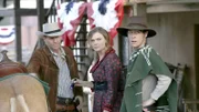 Um den Mordfall eines Cowboys aufzuklären, mischen sich Booth (David Boreanaz, l.), Brennan (Emily Deschanel) und Aubrey (John Boyd) unter die Teilnehmer von Wild-West-Spielen.