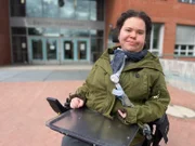 Amelie Cartolano, 18, kämpft für ein selbstbestimmtes Leben. Seit 14 Jahren sitzt sie im Rollstuhl: Um aufs Gymnasium gehen zu können, nimmt sie täglich einen langen Weg in Kauf.