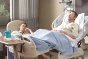 Als House (Hugh Laurie, re.) nach seiner misslungenen Selbstbehandlung im Krankenhaus erwacht, ist Wilson (Robert Sean Leonard) an seiner Seite.
