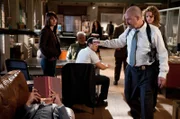 Als Agent Bosco (Terry Kinney, 2.v.r.) eine Wanze in seinem Büro findet, die Patrick Jane (Simon Baker, liegend) dort angebracht hat, schwört er Rache. Teresa (Robin Tunney, l.) und Kimball (Tim Kang, 3.v.l.) sind geschockt ...