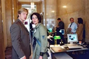 Leo (Henning Baum, l.) und seine chaotisch-schnoddrige Kollegin Nina (Elena Uhlig, r.) müssen in ihrem ersten Fall den Mord an einer Journalistin aufklären.