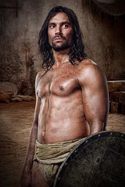 Ein Sklave, der zum Gladiator ausgebildet werden soll: Crixus (Manu Bennett) ...