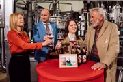 Die Brauerei ist stolz auf die erste Probe des neuen "Kirchleitner Franzl"-Biers. Von links: Uschi (Silke Popp), Hubert (Bernhard Ulrich), Katharina (Carina Dengler) und Martini (Hermann Giefer).