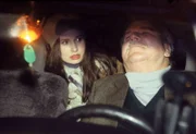 Nicole (Anna Frenzel-Röhl) ist schockiert, als sie den toten Taxifahrer (Komparse) entdeckt...