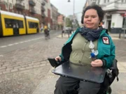 Amelie Cartolano, 18, wünscht sich ein selbstbestimmtes Leben. Seit vierzehn Jahren sitzt sie im Rollstuhl und täglich trifft sie auf Barrieren. Unterwegs mit öffentlichen Verkehrsmitteln, aber auch in den Köpfen der Menschen.