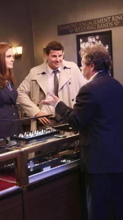 Als Brennan (Emily Deschanel) und Booth (David Boreanaz) im Rahmen ihrer Ermittlungen den Juwelier Oscar Schultz (Curtis Armstrong, r.) aufsuchen, kommt dabei auch ihr eigener Beziehungsstatus zur Sprache.