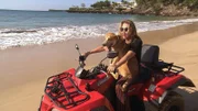 Carmen mit Hund am Strand auf einem Quad