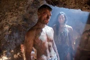Spartacus (Liam McIntyre, l.) dringt mit mehreren Gefährten in die Minen von Lucania ein, um Naevia zu finden. Mira (Katrina Law, r.) kann den Vorarbeiter überwältigen und von ihm erfahren, wo Crixus' große Liebe ist ...