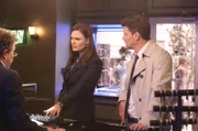Als Brennan (Emily Deschanel) und Booth (David Boreanaz, r.) im Rahmen ihrer Ermittlungen den Juwelier Oscar Schultz (Curtis Armstrong) aufsuchen, kommt dabei auch ihr eigener Beziehungsstatus zur Sprache.