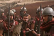 Als sich Drago einen Versprecher leistet, ahnt Ashur (Nick E. Tarabay, 3.v.r.) sofort, wo sich Spartacus und seine Männer befinden: in den Minen von Lucania. Mit den Soldaten von Glaber macht er sich dahin auf - und stößt auch prompt auf die Gesuchten ...