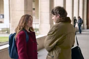 George (Valérie Donzelli) kontaktiert den wissenschaftlichen Mitarbeiter Antoine (Antoine Reinartz): Sie möchte mit ihm gemeinsam die Schwangerschaft ihrer Mutter erforschen.