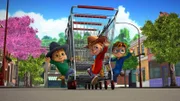 Theodore, Alvin und Simon (v.li.) haben großen Erfolg beim Einsammeln der Einkaufswagen.