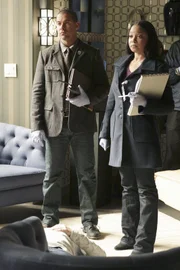Javier Esposito (Jon Huertas, l.) untersucht zusammen mit Lanie Parish (Tamala Jones, r.) den Tatort. Werden sie einen Hinweis auf den Mörder finden?