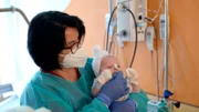 Baby Leano geht es hörbar schlecht – löst das RS-Virus die schweren Atemwegsbeschwerden bei ihm aus.