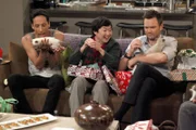 Liebevoll organisiert Jeff (Joel McHale, r.) eine Weihnachtsfeier für sich und seine Freunde, doch für Abed (Danny Pudi, l.) und Chang (Ken Jeong, M.) verläuft der Abend anders als geplant ...