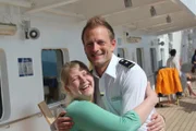 Freudiges Wiedersehen: Deck-Kadett Christian begrüßt Lisa, die als Passagierin mit ihrer Familie an Bord kommt.