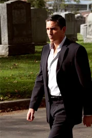 Als Reese (Jim Caviezel) die von Negel alias Ulrich Kohl angekaufte Grabstelle in der Bronx unter die Lupe nimmt, entdeckt er, dass es sich bei der Grabstelle um ein Agenten-Notfall-Versteck handelt...