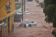 Am 20. Februar strömen in der Avenida Antonio Barbosa Filho in Franca, Sao Paulo, Brasilien, Sturmfluten. Mehrere geparkte Fahrzeuge wurden weggespült.