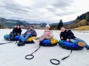 Milchviehhalter Peter (33) aus Österreich ist mit Alisa (26) aus Rheinland-Pfalz und Stephanie (33) aus Sachsen-Anhalt auf einem Snowtubing-Ausflug zusammen mit Peters Freund Mario (r.)  +++
