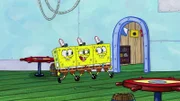 SpongeBob (m.), SpongeBob SquarePants clones (l. und r.)