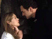 Phoebe (Alyssa Milano, l.) ist in die Unterwelt hinabgestiegen, um Cole (Julian McMahon, r.) zu retten. Allerdings ist noch nicht klar, ob das Gute oder das Böse in ihm siegt ...