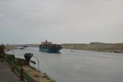 Containerschiff im Suezkanal. Diese Verbindung verkürzt den Seeweg von Asien nach Europa um fast einen Monat.