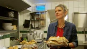 Petra Reingruber serviert das letzte Mal Schnitzel. Seit Anfang des Jahres bietet sie in ihrem Gasthaus – dem Kirchwirt in Hellmonsödt – nur mehr vegane Speisen an.