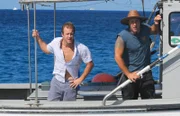 Eigentlich sollte es ein kleiner Angelausflug werden, doch das Boot von Steve (Alex O'Loughlin, r.) und Danny (Scott Caan, l.) wird gekidnappt und sie werden zum Sterben auf hoher See ausgesetzt ...