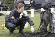 Dr. Brennan (Emily Deschanel) ordnet die Exhumierung eines Kriegshelden auf dem Arlington Nationalfriedhof an, um herauszufinden, warum gerade auf dessen Grab ein verkohlter Leichnam deponiert wurde...