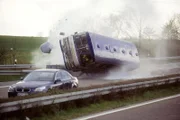Der bremsunfähige Bus verursacht mehrere Unfälle auf der Autobahn und verunglückt zum Schluss selbst...