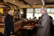 L-R: Danny (Donnie Wahlberg) und Nick Constantine (Michael Nouri)