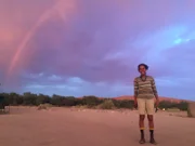 Ein Regenbogen in der Namib-Wüste. Pia hat Glück und erlebt einen seltenen Regenschauer in der Wüste.