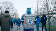 In Gelsenkirchen thront Deutschlands wohl bekanntester Fußballverein: Schalke 04. Mit fast 180.000 Mitgliedern ist der Club der zweitgrößte Verein in Nordrhein-Westfalen und gehört weltweit zu den Top 10. Während Heimspielen verwandelt sich die Stadt in ein Meer aus blau-weißen Farben. Schalke 04 steht nicht nur für Fußball, sondern auch für die Tradition eines Kumpel- und Bergmannsvereins, der immer eine integrative Rolle spielte. - Schalker Fans auf dem Weg ins Stadion.